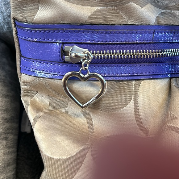 Coach shoulder bag with full front zipper pocket. Excellent condition. - Picture 9 of 11